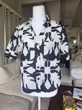 Woman's Short-Sleeve Black & White Patterned Hawaiian Wear